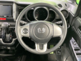 インテリアに合わせたデザインのステアリングは、運転される方のことも考え、運転しやすい形状、大きさです。是非一度、実際に触ってお確かめください。