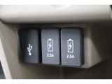 USBオーディオ用ソケットがついていますので携帯電話などを接続すれば音楽等の再生が可能です!充電用ソケットもございます!