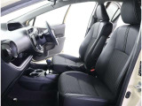 シックな色使いの運転席周りですね。すっきりとしたデザインで上品な色使いです。居心地の良い運転席長く座ってられるリラックスできるデザインがいいですね。