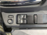 パワーウィンドウのスイッチですよ。 運転席に居ながら窓を開け閉めのコントロールできますよ。 ロック機能で、子供がイタズラして窓を開けるという事も無くなりますよ。