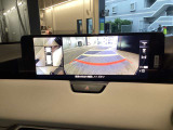 シースルービューは複数のカメラ映像を合成し、車体を透かしたように表示。前後・側方の死角を減らし、駐車や低速走行時の安全確認を補助します。