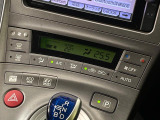 【オートエアコン】一度お好みの温度に設定すれば、車内の温度を検知し風量や温度を自動で調整。暑い&hellip;寒い&hellip;と何度もスイッチ操作をする必要はありません。快適な車内空間には必須の機能ですね♪