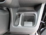 運転席右側のドリンクホルダーです。