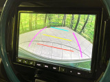 【バックカメラ】駐車時に後方がリアルタイム映像で確認できます。大型商業施設や立体駐車場での駐車時や、夜間のバック時に大活躍!運転スキルに関わらず、今や必須となった装備のひとつです!