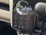 【オートエアコン】一度お好みの温度に設定すれば、車内の温度を検知し風量や温度を自動で調整。暑い&hellip;寒い&hellip;と何度もスイッチ操作をする必要はありません。快適な車内空間には必須の機能ですね♪