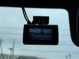 ドライブレコーダーを搭載しております。事故だけでなくあおり運転の状況も映像で記録することで万が一のリスクに備えることができます。