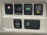 左オートスライドドア装備!運転席のスイッチやリモンキーでも開閉操作が出来るので便利ですよ!他にアイドリングストップも装備です!