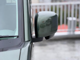 狭い駐車場でも安心。スイッチ操作だけでドアミラーの格納展開が可能。電動格納式リモコンドアミラー!
