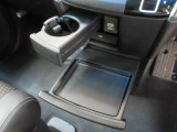 運転席からも助手席からも使いやすい位置に引き出し式ドリンクホルダーとスマホなどを置けるトレイを配置。