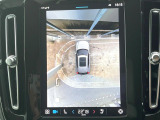 【360&deg;ビューカメラ】4台の高解像度カメラで360度の鳥瞰図を表示。隣の車や壁、死角にある障害物などを画面で確認できるため、狭いスペースでの駐車・出入りも安心です。