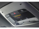 ルーフにあるボタンは、車両が始動しない場合、パンクした場合、または事故に遭った場合などに支援の要請に使用できるため安心感を高めることができます。