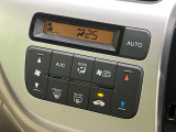 【オートエアコン】一度お好みの温度に設定すれば、車内の温度を検知し風量や温度を自動で調整。暑い&hellip;寒い&hellip;と何度もスイッチ操作をする必要はありません。快適な車内空間には必須の機能ですね♪