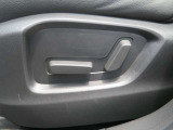 助手席にもパワーシートが搭載されており、楽にシートの位置を調整することが可能です。