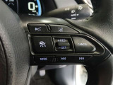 ステアリングには運転中でも簡単に操作できる各種スイッチついてます