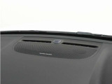 【harman/kardon】世界のオーディオファン垂涎のプレミアムサウンドシステムを搭載。原音に近い音場空間を忠実に再現。乗る人すべてに最良の音響体験を提供します。
