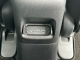アクセサリーソケットにUSBポートも装備してます。ナビのAV出力や携帯電話の充電などに便利です。
