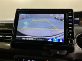 リバースギアに入れるだけで後方の表示へ切り替わります。夜間や雨の日の駐車も楽になりますよ。