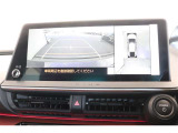 前後左右のカメラの映像を合成し、車を上から見たような視点のパノラミックビューモニター。後方の死角だけでなく左右や前方の障害物の発見もしやすくなります。