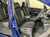 運転席は、大きな座面と包み込むような背もたれがドライバーの身体全体をしっかり支えます。上質なシート素材と座り心地のよいクッションを採用し、長時間の運転やコーナーの多い道も快適です。