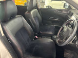 運転席の画像です。足元やシートまわりに余裕があり、リラックスした姿勢で運転が可能です。視界も良好で操作系へのアクセスもしやすく、快適で安心感のあるドライブをサポートします。