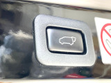 【パワーバックドア】スマートキーや運転席のボタンを押すだけでリアゲートが自動で開閉します!荷物を持っている時や、高い位置にあるバックドアを閉める際に便利な機能です♪