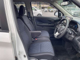 適度なホールド感と快適な座り心地の運転席シートまわり!