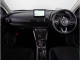 【インパネ周り】視界がよく運転しやすい設計となっております。インパネ周りもすっきりと洗練されたデザインで高級感が溢れています。日々のドライブを飽きさせません。