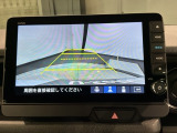 リバースギアに入れるだけで後方の表示へ切り替わります。夜間や雨の日の駐車も楽になりますよ。