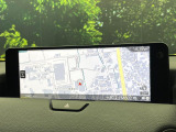 【12.3インチマツダコネクト】車内の雰囲気にマッチした大型ディスプレイ。スマホ接続でのナビ使用やBluetooth再生等、様々な機能が楽しめます。直感的なダイヤル操作が可能で、使い勝手も良好です。