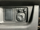 狭い駐車場で便利な電動格納ドアミラーが付いています。