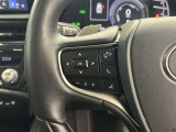 運転中、オーディオの操作をしてて、ハッとしたことはありませんか?ステアリングスイッチは、運転中でもハンドルでオーディオの操作が可能です。安全なドライブをサポートします。