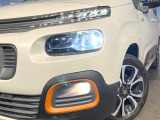 ●LEDヘッドライト:夜間走行時も良好な視界を確保し安心して運転できる高輝度LEDヘッドライトを装備!点灯速度が早く、消費電力も抑えられています。