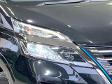 【LEDヘッドライト】悪天候や夜間走行時も良好な視界を確保し安心して運転できる高輝度LEDヘッドライトを装備!点灯速度が早く、消費電力も抑えられています。