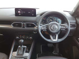 【運転席インテリアデザイン】左右対称のインテリアデザインでドライバーを包み込み運転に集中できるように設計されています。