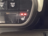 運転席にはシートヒーターが付いています☆寒い時期に腰周りを温めてくれるので体全体が温まりやすいのは勿論、暖房と違い顔に風が当たらないので、乾燥肌やドライアイの方でも大丈夫☆