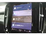 インストルメントパネルは僅かに運転席側へと傾けられているほか、余計なスイッチ類を可能な限り排し、運転に集中しやすい環境を造り出しています。