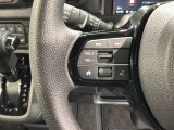 ステアリングにオーディオ操作スイッチが付いています。オーディオ画面に直接タッチしなくても操作が出来ますので、運転に集中できます。