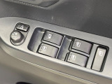 【電動格納ミラー】サイドミラーは電動格納式となっており、狭い駐車場でもキズがつくリスクを抑えられます。