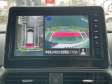 アラウンドビューモニターです。4つのカメラからの映像を合成・処理することで空から見下ろすような視点で周囲を確認でき、駐車時のクルマの位置確認がスムーズになります。