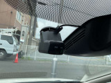 【ドライブレコーダー】走行中や駐車中の映像を高画質で記録し、事故やトラブル発生時の状況確認に役立つ安心装備。あおり運転対策や証拠保全にも有効で、日常のドライブをより安全にサポートします。