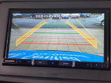 ギアをリバースに入れると車両後方の映像を映し出します。画面にはガイドラインが表示され、車庫入れや縦列駐車などの際に安全確認をサポートします。