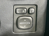 【電動格納ミラー】サイドミラーは電動格納式となっており、狭い駐車場でもキズがつくリスクを抑えられます。
