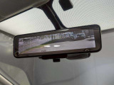 インテリジェントルームミラー搭載で、車の後方に設置されたカメラ映像を映し出してシートバックやヘッドレスト、同乗者に視界が遮られることがなく視認性が非常に良いです