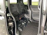後席の座面をはねあげると、後席のあったスペースがそのまま高さのある荷室空間に!背の高い荷物も横にせずそのまま積み込めます。もちろん左右片方だけのアレンジも可能です。