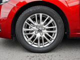 標準装備の純正16インチアルミホイール。タイヤサイズは185/60R16です。