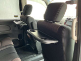 運転席、助手席後ろにはセカンドシート用テーブル&ドリンクフォルダーを装備しております♪