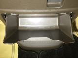 足元部分にはちょっとした小物を入れるのに便利な収納BOXもあります。