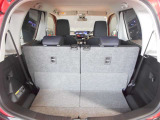 【広々トランクルーム】車体に対してスペースは広めに作ってあります。また、背もたれを倒すとより多くの荷物を乗せることができます。