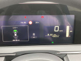 デジタルのスピードメーターにエネルギーモニターです。充電量や回生ブレーキの状況などが表示されます。