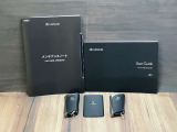 スマートキー2本、カードキー1本と取扱説明書、保証書も付けてお納車させて頂いております。